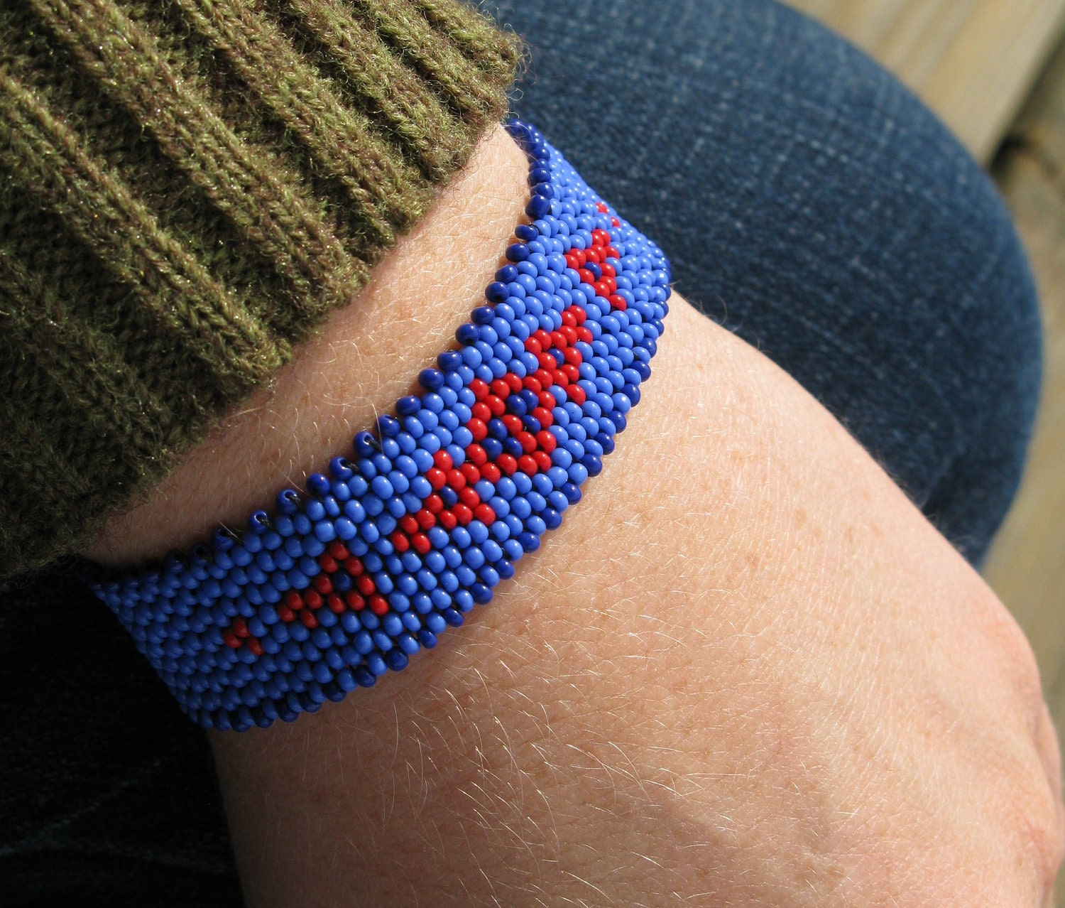 Cool blue beaded geometric bracelet