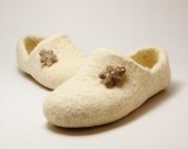 Sale -15% off Felted wool clogs with gingerbread cookies brooches, size US 6/ EUR 36-37, UK 4