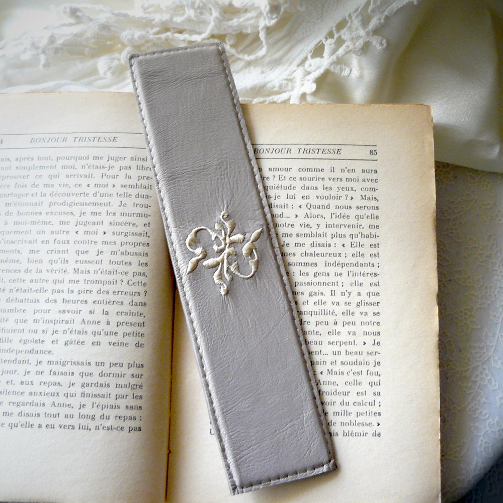 bookmark in grey leather with embroidery - uneLimousineDeLuxe
