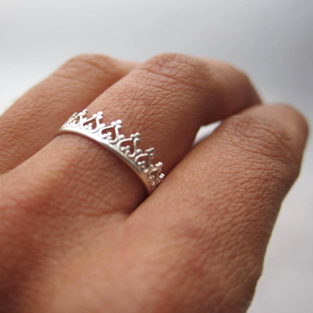 There is no queen without a crown silver ring