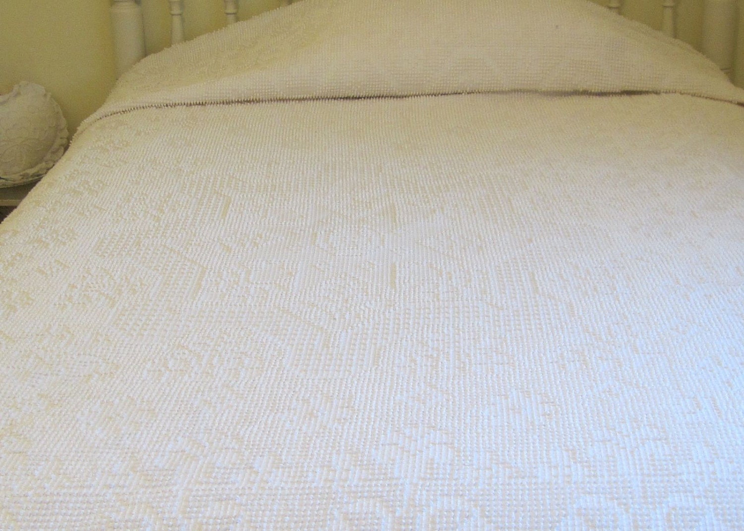 Vintage Popcorn Bedspread with Medallion Center - Shabby Chic/Cottage/Coastal