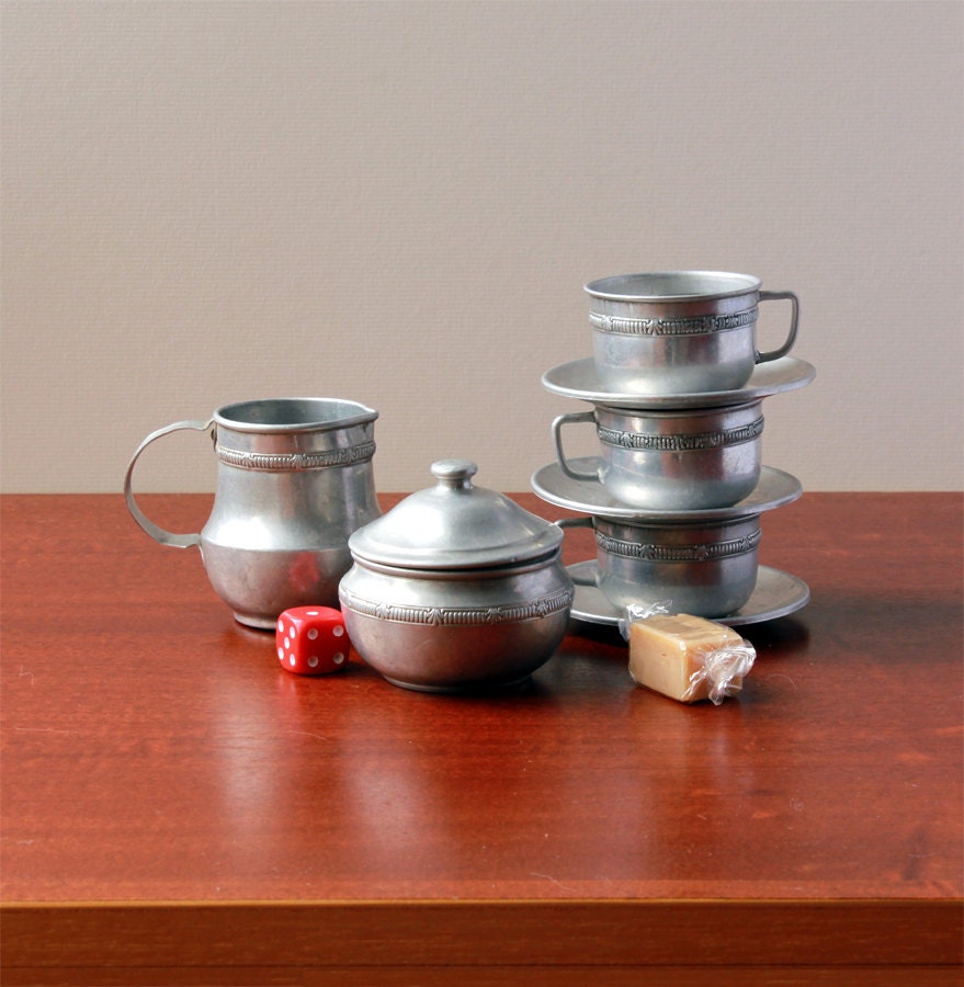 Vintage Tin kitchen toys - set of 3 cups and saucers, a creamer and a sugar pot - 1940s