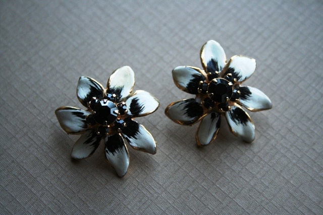 Pin Up Rockabilly Starlet Black and White Enamel  Daisy Pansy Flower Vintage Black Rhinestone Earrings