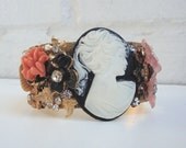 Beautiful and feminine hammered brass vintage cuff bracelet with big black and white cameo