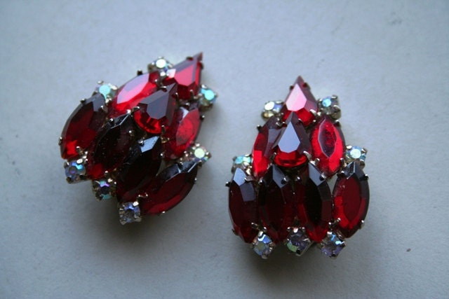 Gorgeous Holiday Red Pin Up Rockabilly Hollywood Glamour Vintage Earrings with Red and Aurora Borealis Vintgae Rhinestone
