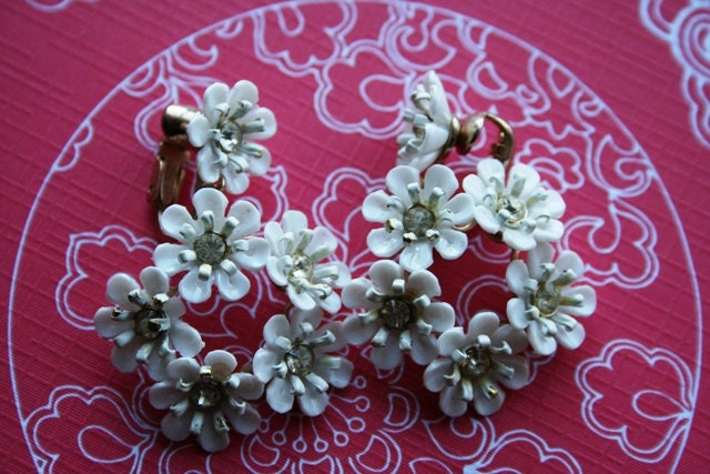 Vintage Garden Wedding  - White floral and clear rhinestone dangle drop Vintage Earrings Pin Up Rockabilly Hollywood Glamour
