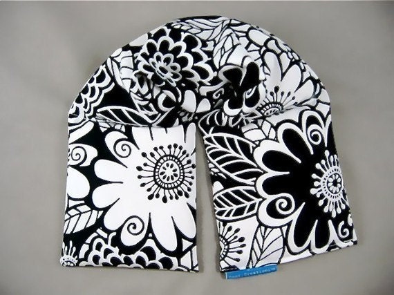 Therapeutic Neck Shoulder Wrap Hot/Cold Therapy Organic Flaxseed Rice Lavender Scented Zesty Zinnia Black and White