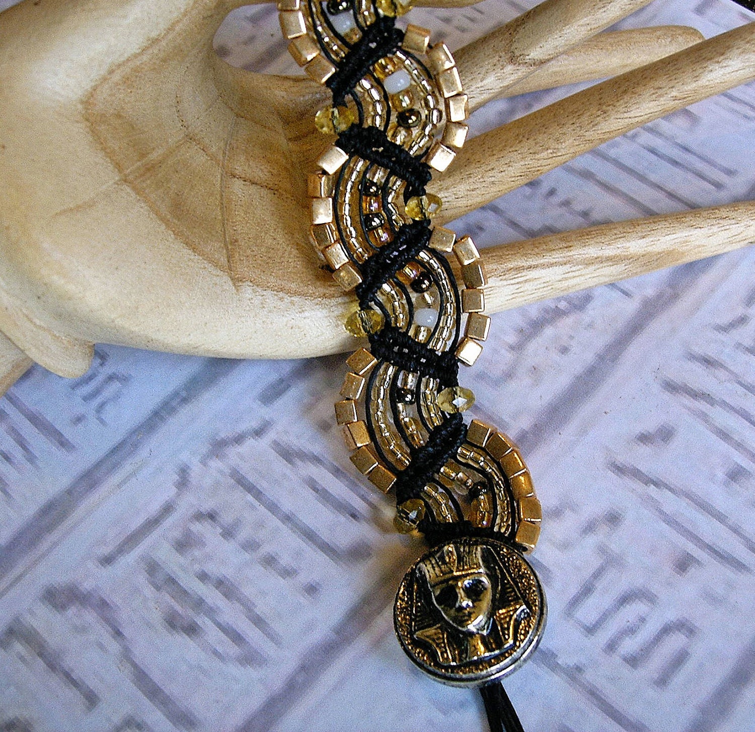 Micro macrame bracelet in black hemp and gold.