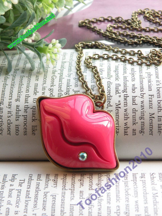 Pretty retro copper red lip lips necklace pendant jewelry vintage style