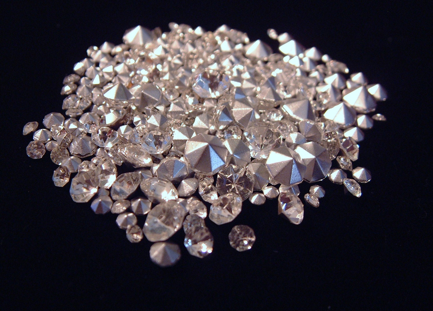 Lot of 150 Crystal Rhinestones Chatons Mixed Sizes