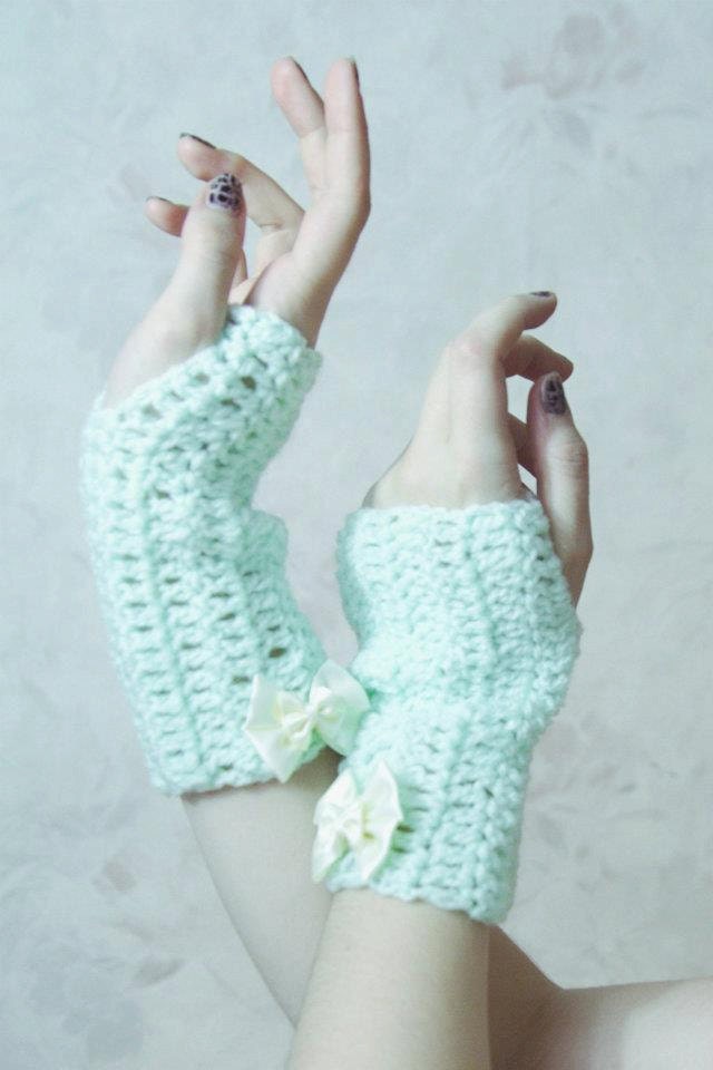 Ladylike crochet fingerless gloves with satin bow in mint