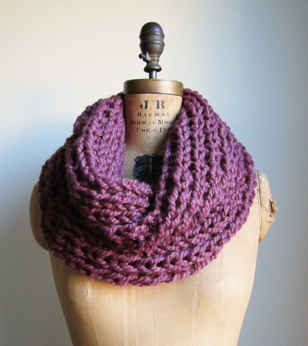 Incognito chunky knit cowl-snood. Mauve. Fig.