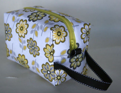 Taxi Cab Daisies Piddly Bag