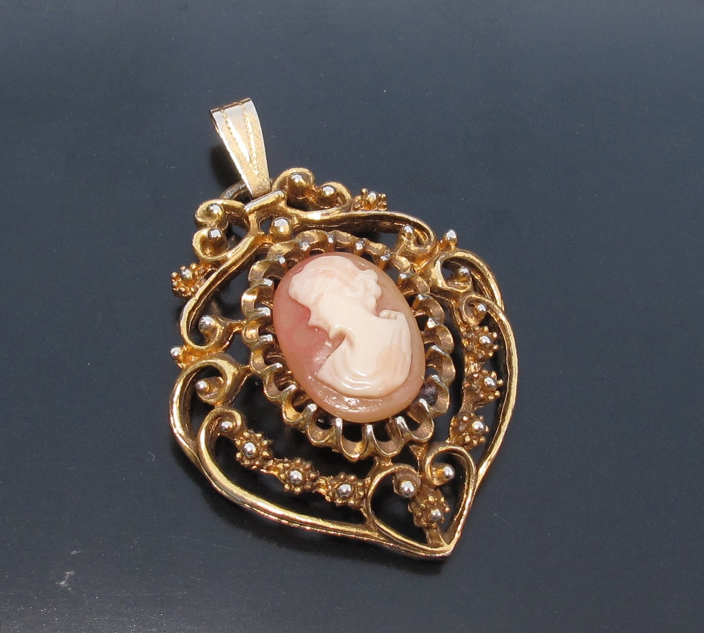 Vintage / Antique Gold Tone Cameo