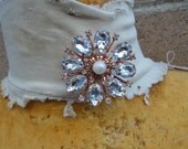 Beautiful  brooch with sparkling  rhinestones  with back pin 1 piece listing