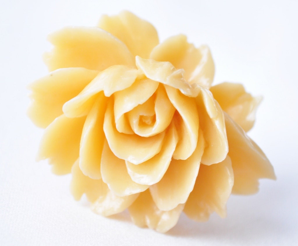 Gorgeous cream colored flower rinng with filigree brass base