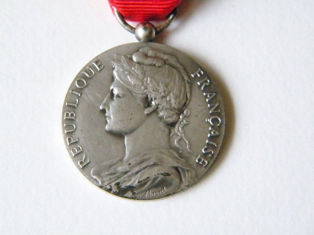 vintage french service medal in box 1974