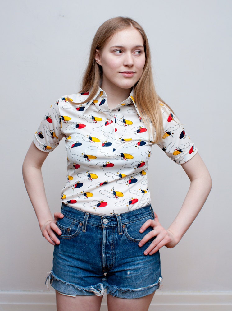 1970s novelty blouse / hat lady print / primary colors / S