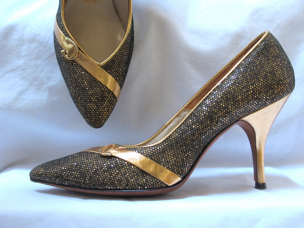 Vintage 60s Stiletto Shoes /  Glittery Gold / 6-1/2 B / Horseshoe Adornment