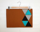Triangle clutch. Tan.