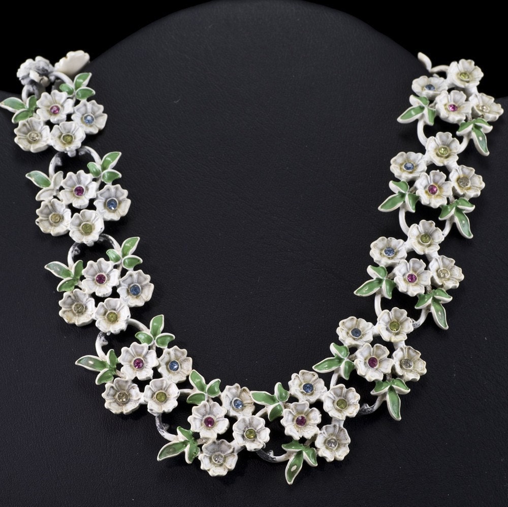 Vintage Enameled White Floral Pattern Necklace
