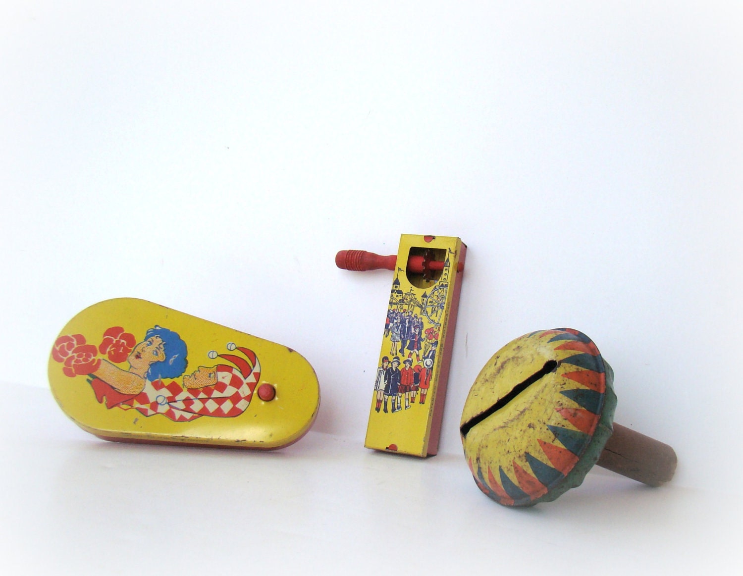 Vintage toy - Noisemakers Tin with Wooden handles- Home Decor - Antique - macedoine Vintage toy - Noisemakers Tin with Wooden handles- Home Decor - Antique - macedoine
