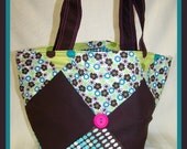 Small tote bag with pink button