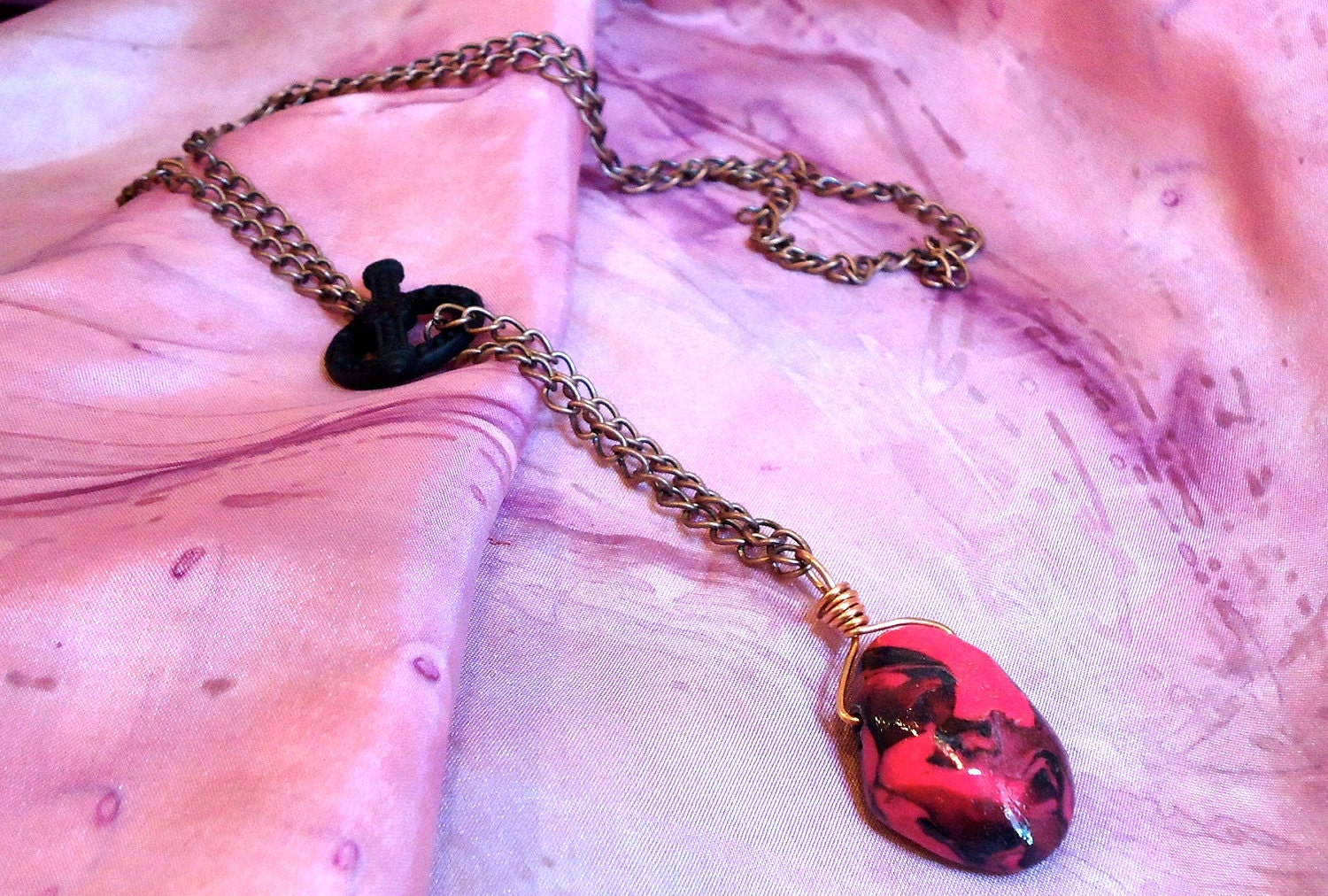 Hot pink & black pendant chain necklace.