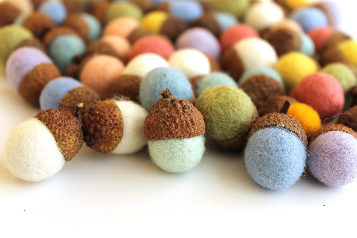 Felted Acorns - Set of 25 spring trendy colors felted balls - ThedwarfRam