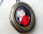 Customized Gold Locket, Moms Photo Necklace - Personalized Pendant with Your Custom Picture or Image - Antique Vintage Gold