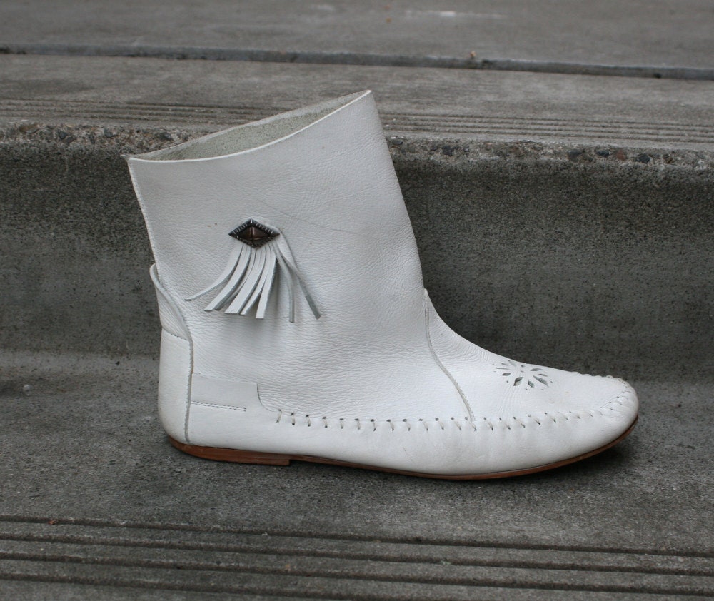 White MOCCASIN BOOTIES with FRINGE & Cut Outs - sz 7.5-8