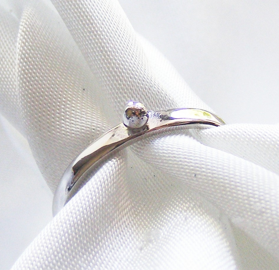 9ct 9K  White Gold Unique Ball Ring - Designer - US Size 5 3/4 (UK Size L)