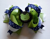 Adorable Frog bottlecap hair bow. green, white, blue.