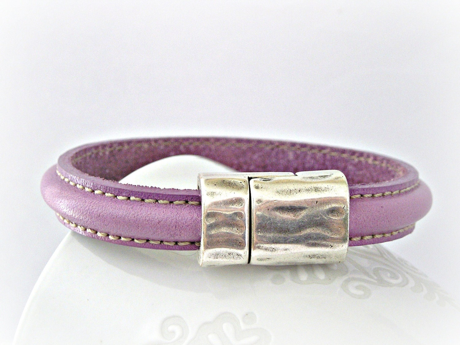 Amethyst semiround double sewed leather bracelet with zamak magnetic clasp