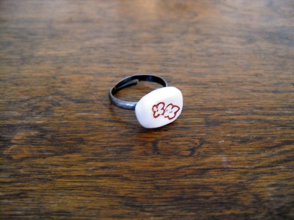 white earthenware adjustable ring, brown flowers, antiqued silver