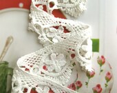 Cotton Lace Fabric Trim - Retro Off White Flower Floral Scallop Cotton Lace Fabric TRIM 2.4 Inches 1 Meter - Dahlia