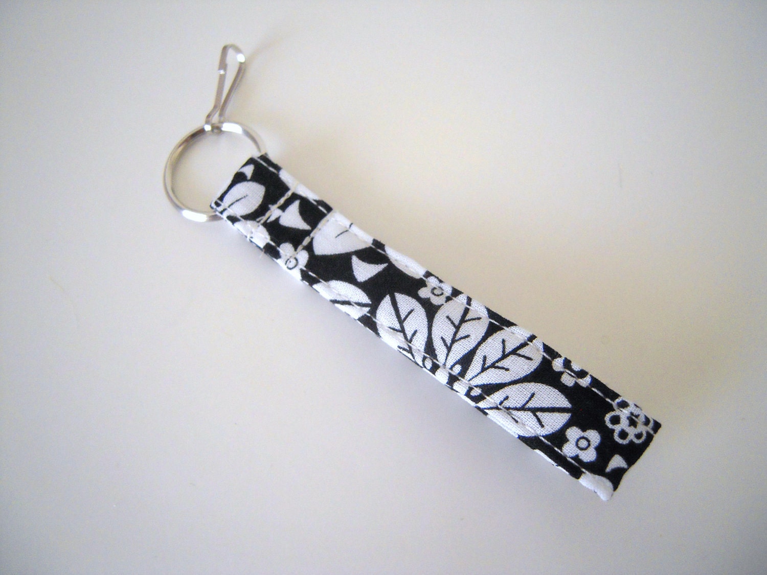 Keychain/White Flower-Around 6"