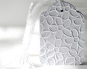 10 Embossed Daisy Large Tags Threaded White