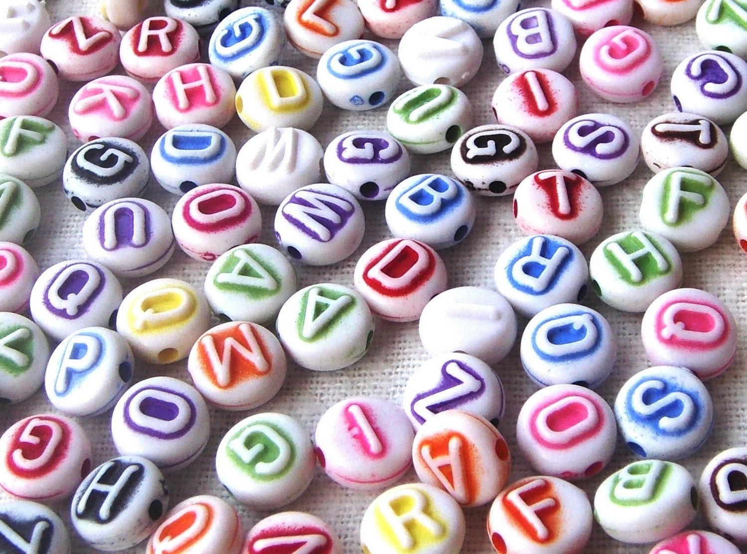 RAEWADOLLY 50pc Colorful Alphabet Beads