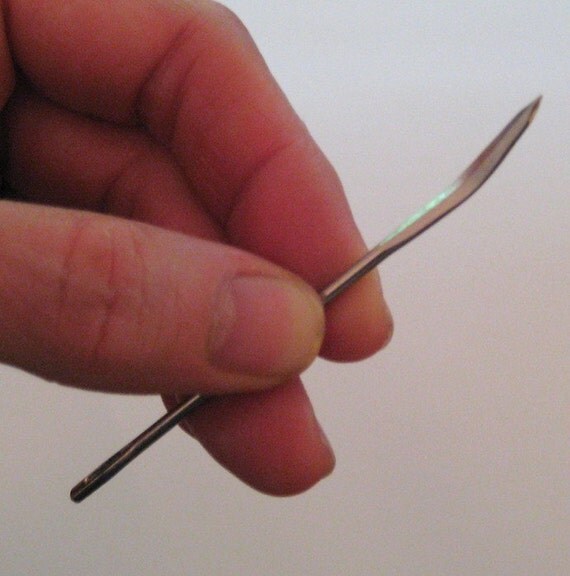 OUTILS ANCIENS ART POPULAIRE une aiguille à quoi faire