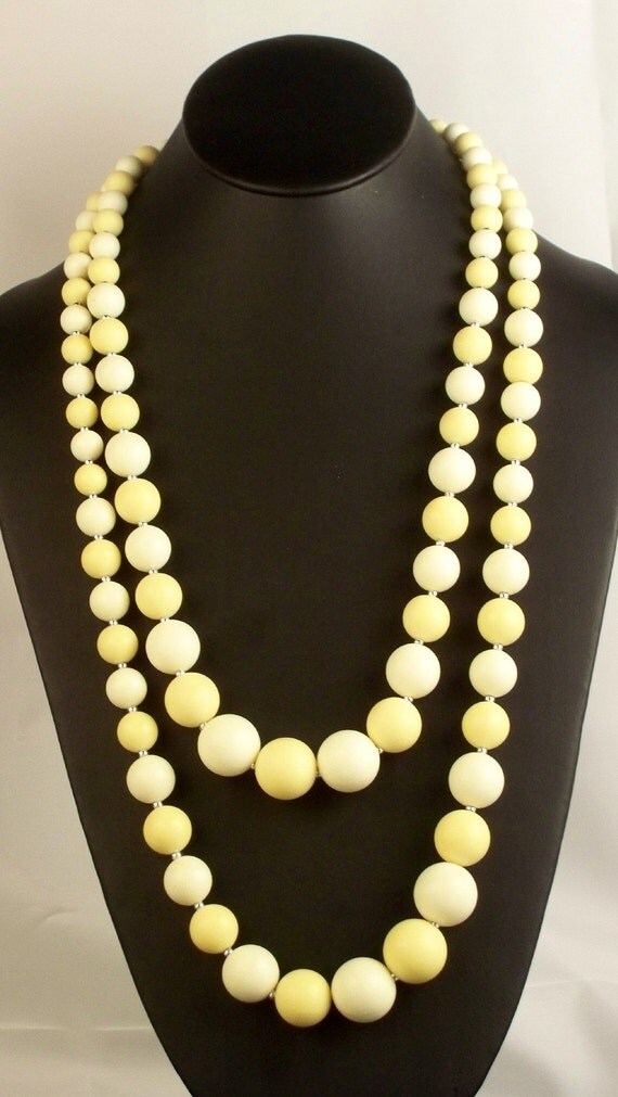 VINTAGE Mellow Yellow and white vintage necklace perfect for spring time