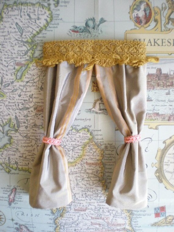Dollhouse    Valance