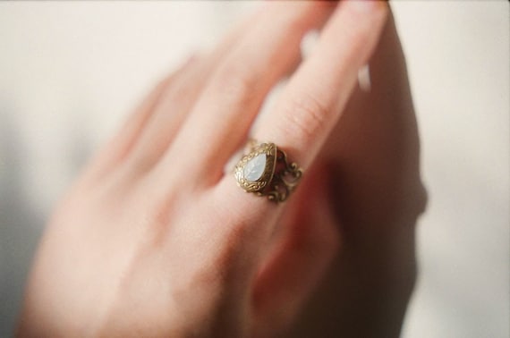 Moonlit leaf - adjustable vintage locket ring