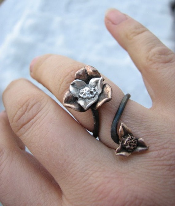 ring crafted from metal in the shape of flowers