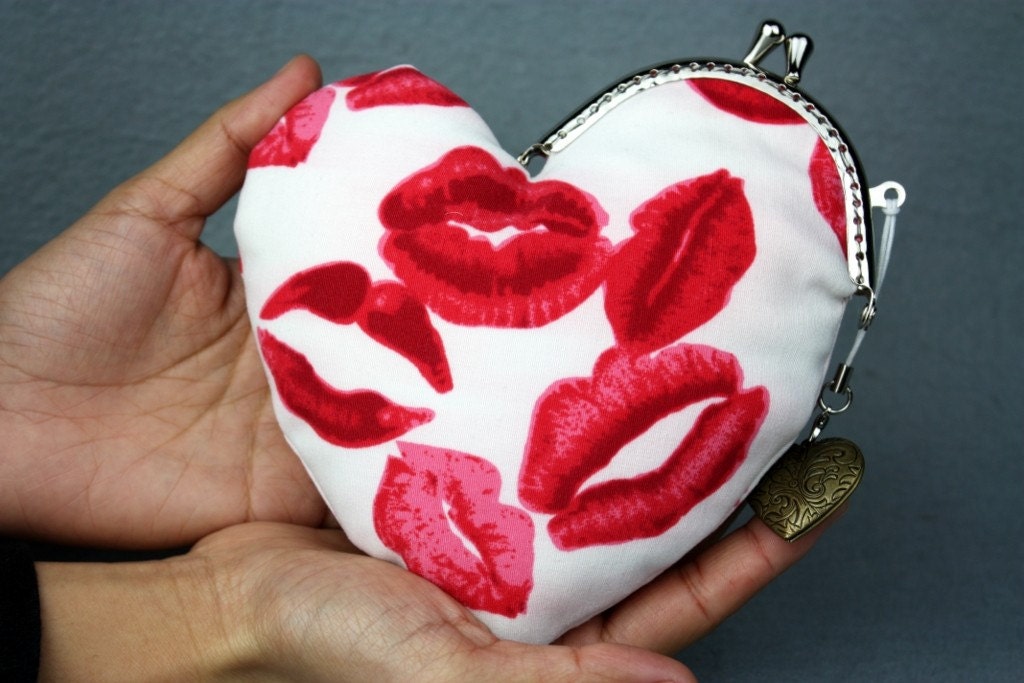 Kiss Your Heart Purse - Kiss Lips Cotton Fabric with Metal Frame & Bag Belt