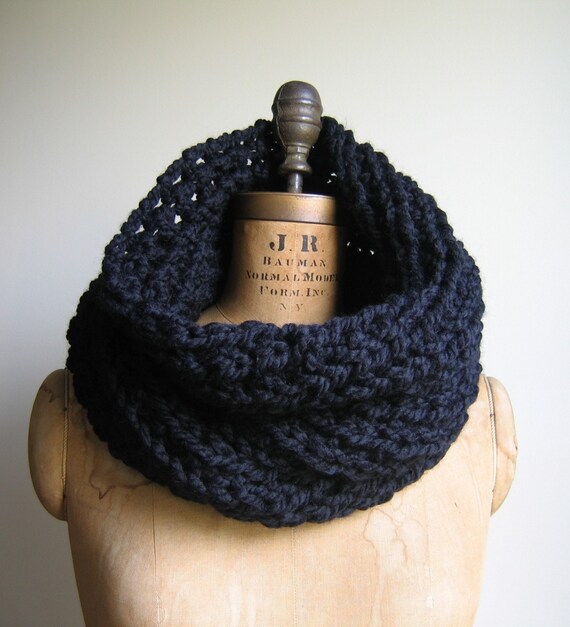 Incognito chunky knit cowl-snood Black.