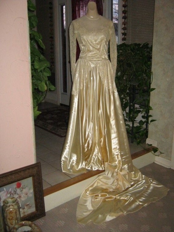 Perfect champagne colored wedding dress lace satin and long train size S