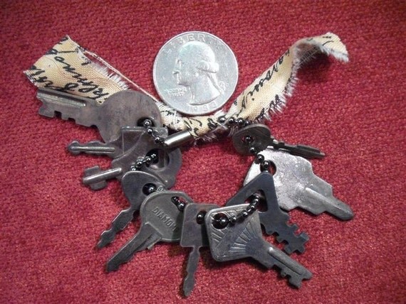 Things Look A Little Odd - Lot Of  10 Cool Small Vintage Keys - Lot 1