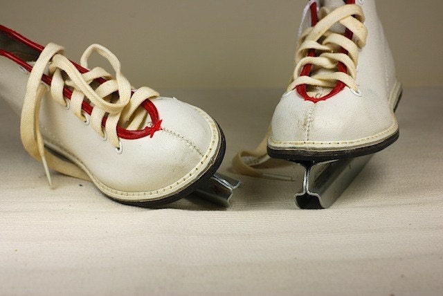 Double-bladed toddler skates.
