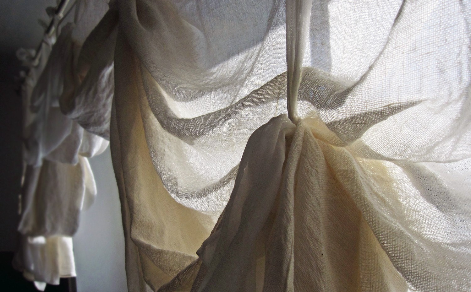 Draped linen curtains Pearly White